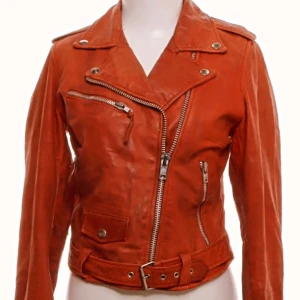 Biker skinnjacka mission - Riktigt snygg bikerjacka i äkta skinn! Inhandlad från second hand för ca 10 årsedan och har använts fåtal gånger. Den är ganska tight i modellen så passar en XS väldigt bra och S utan något större plagg under. Pris kan diskuteras. 