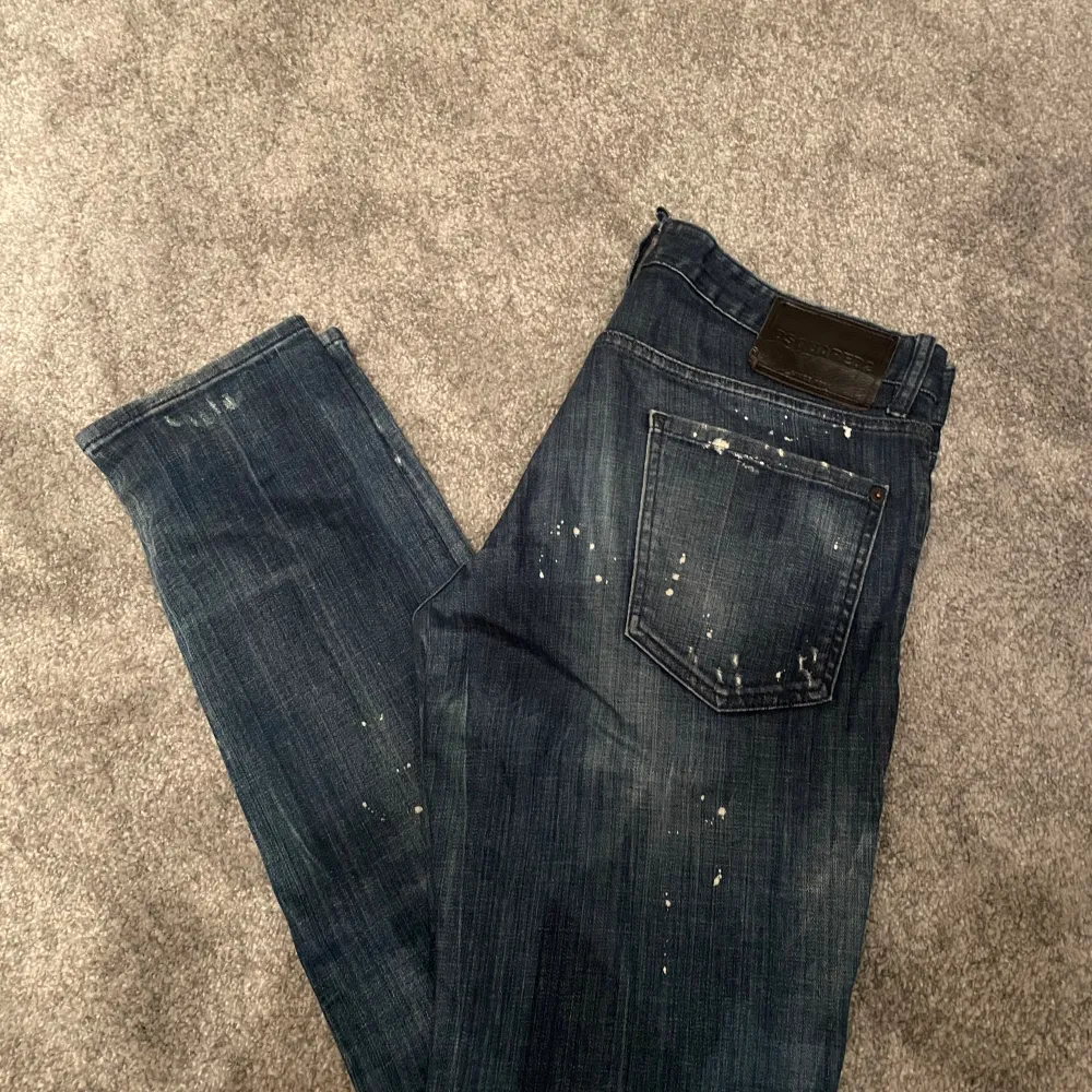 Tjena! Säljer ett par ds2 jeans Slim i storlek 50 men det passar ungefär nån som har 34/34. Nypris runt 5000kr, hör av er vid minsta lilla. Allt gott//Wilmer. Farkut & Housut.