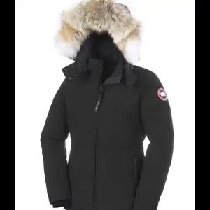 Säljer min canada jacka som är köpt 2021 inga skador på jackan 