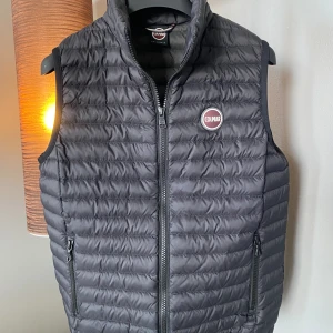 Colmar Väst. - En fin Colmar väst i storlek XS. Skick 9/10. Nästan helt ny. 