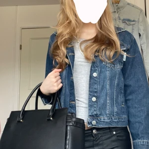Jeansjacka - Säljer denna super trendiga jeansjacka, köpt i Tyskland i sommars!! Pris går att diskutera vid snabb affär!! 