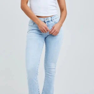 Low flare jeans - Jätte fina jeans ifrån bik bok! Priset på hemsidan är 700kr. I nyskick och i ett stretchigt material💞 Bara att skriva om ni har några frågor. Jag är 160 och det är bra i längden för mig! Säljer då jag har många likadana jeans❤️