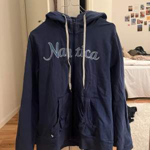 Mörkblå sip-hoodie från Nautica. Köpt i USA för många år sedan, självklart äkta. Storlek är enligt Nautica L, men skulle snarare säga att det är M.
