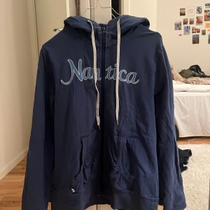 Vintage Nautica sip-hoodie - Mörkblå sip-hoodie från Nautica. Köpt i USA för många år sedan, självklart äkta. Storlek är enligt Nautica L, men skulle snarare säga att det är M.