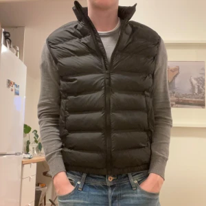 Väst - Tja! Säljer en väst från märket zara 🙌 perfekt nu till varmare väder o sommar kvällar!