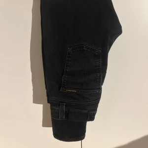 Nudie Jeans  - Säljer nu dessa snygga och trendiga nudie jeans. Säljer dem pågrund av att de är för små. Är i bra skicka. Nypris ligger runt 1600. Är i storlek 31,32