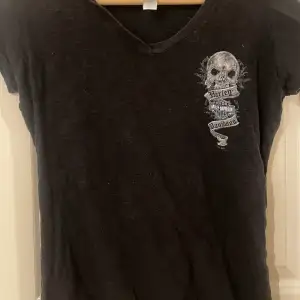 Rkt fett Harley Davidson T-shirt med cool design på framsidan och baksidan. Lite strass längst ner 