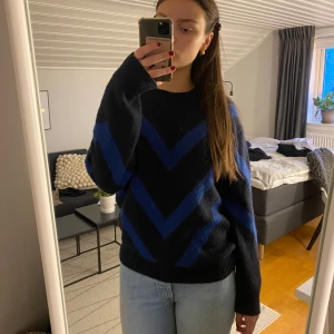 Stickad Tröja Lee, stl M - Mysig stickad tröja från Lee. Gjord av Akryl, polyamid, ull och mohair.