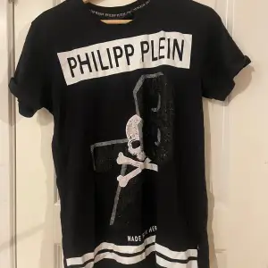 Fett cool gammal Philipp plein t-shirt finns inte längre i nästan helt perfekt skick men några stenar har ramlat av 