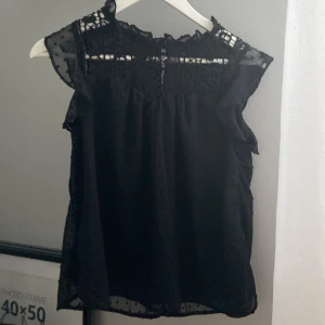 Svart blus från SHEIN  -  Hejsan jag säljer min svarta fina blus från SHEIN använd ca  två gånger. Inga alls defekter helt som ny! ❤️ 