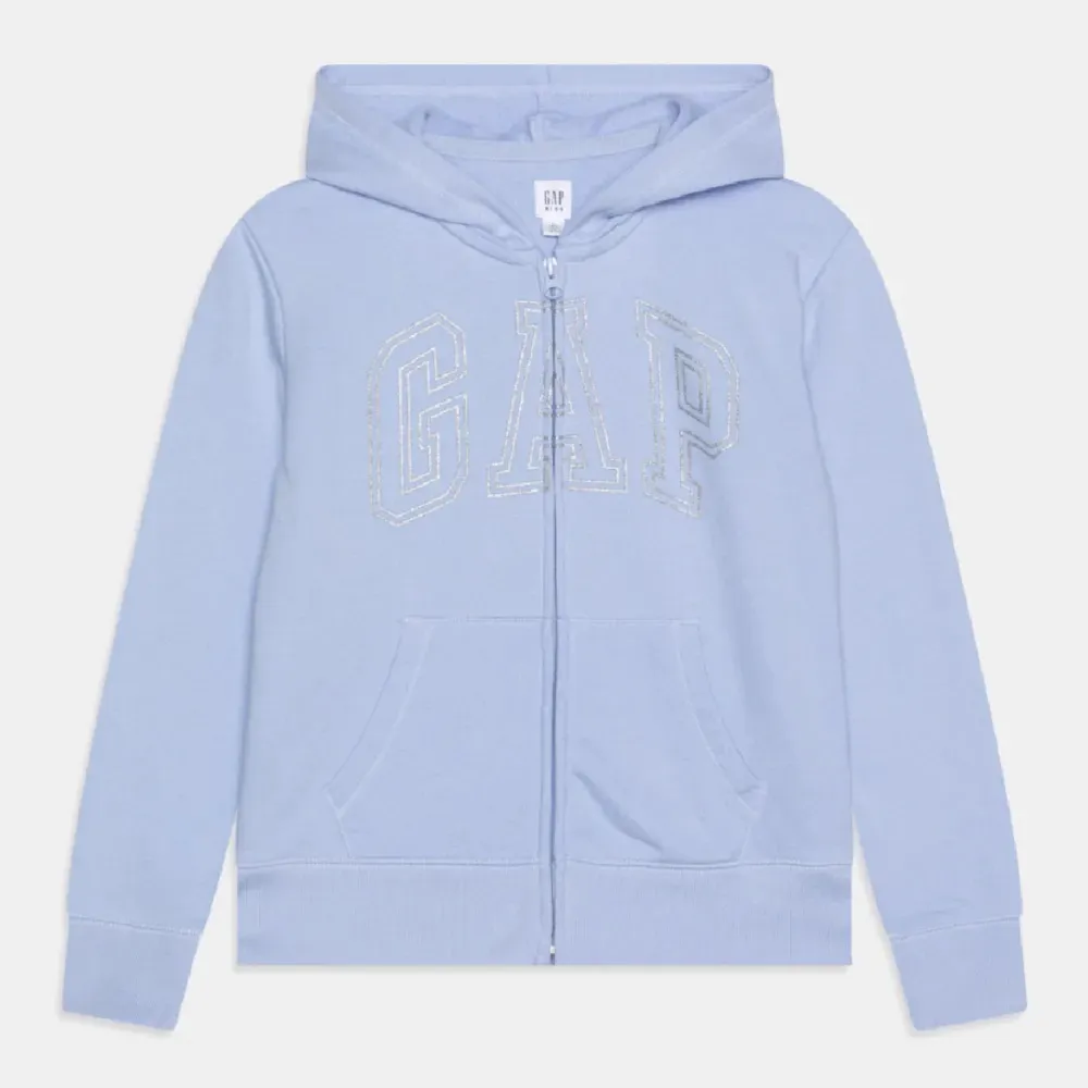 En jätte fin ljusblå hoodie som kommer från märket gap, använd 2 gånger!💞 Nypris 330 kr.. Hoodies.