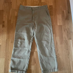 Dickies doubleknee  - Ett par dickies som är stilrena och sköna. Loosefit och är stora i storleken. Andvända ett fåtal gånger. Nästan helt nya
