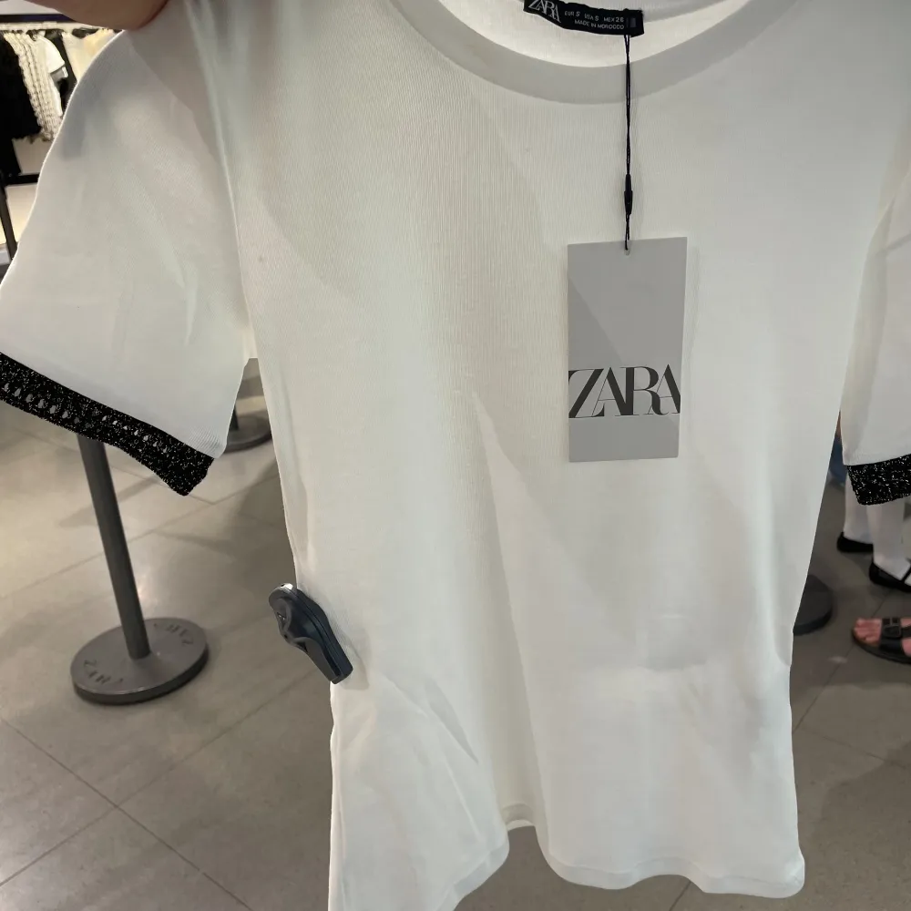 Zara t-shirt med svart/guldig kant, strl S💗. T-shirts.