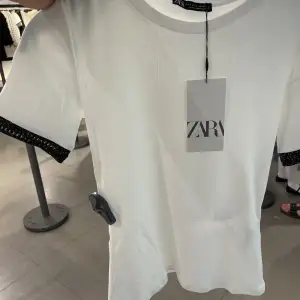 Zara t-shirt med svart/guldig kant, strl S💗
