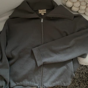 Zip-tröja, cashemere blend - Cashemere blend tröja från HM i ljus olivgröb färg med knytning längst ner! 