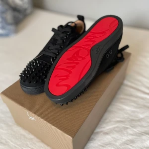 Christian Louboutin - Aldrig använda Christian Louboutin i storlek 38.  Hör av dig om du har några frågor😀