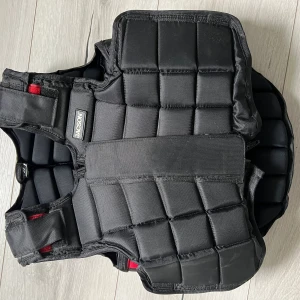 Skyddsväst häst  - Nästan som ny. Ålder 6 