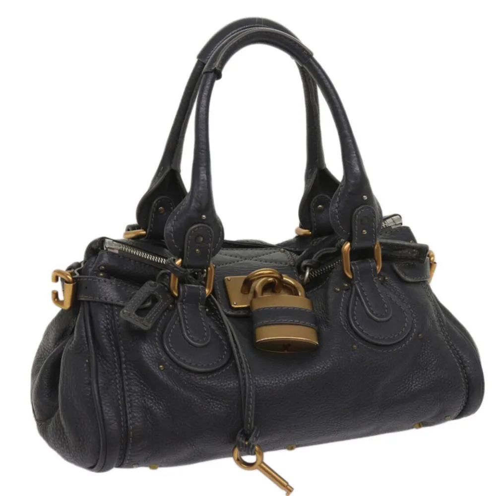 Chloé Paddington-väska i härligt svart läder. Väldigt cool väska!! Mest känd från 2000-talet. Lämplig för dagligt bruk och utomhus.  Fler bilder och mer info i vår webbutik vintagetreasures.co. Väskor.