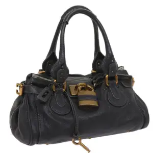 Chloé Paddington-väska i härligt svart läder. Väldigt cool väska!! Mest känd från 2000-talet. Lämplig för dagligt bruk och utomhus.  Fler bilder och mer info i vår webbutik vintagetreasures.co