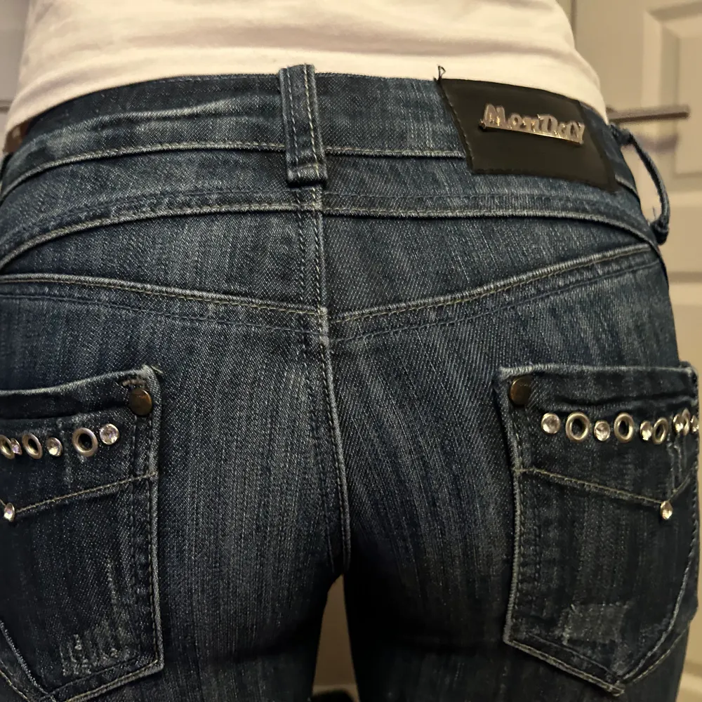 Säljer dessa lågmidjade jeans då de tyvärr är för små. De har som små stenar på rumpan. Storlek 36 💕😊. Jeans & Byxor.