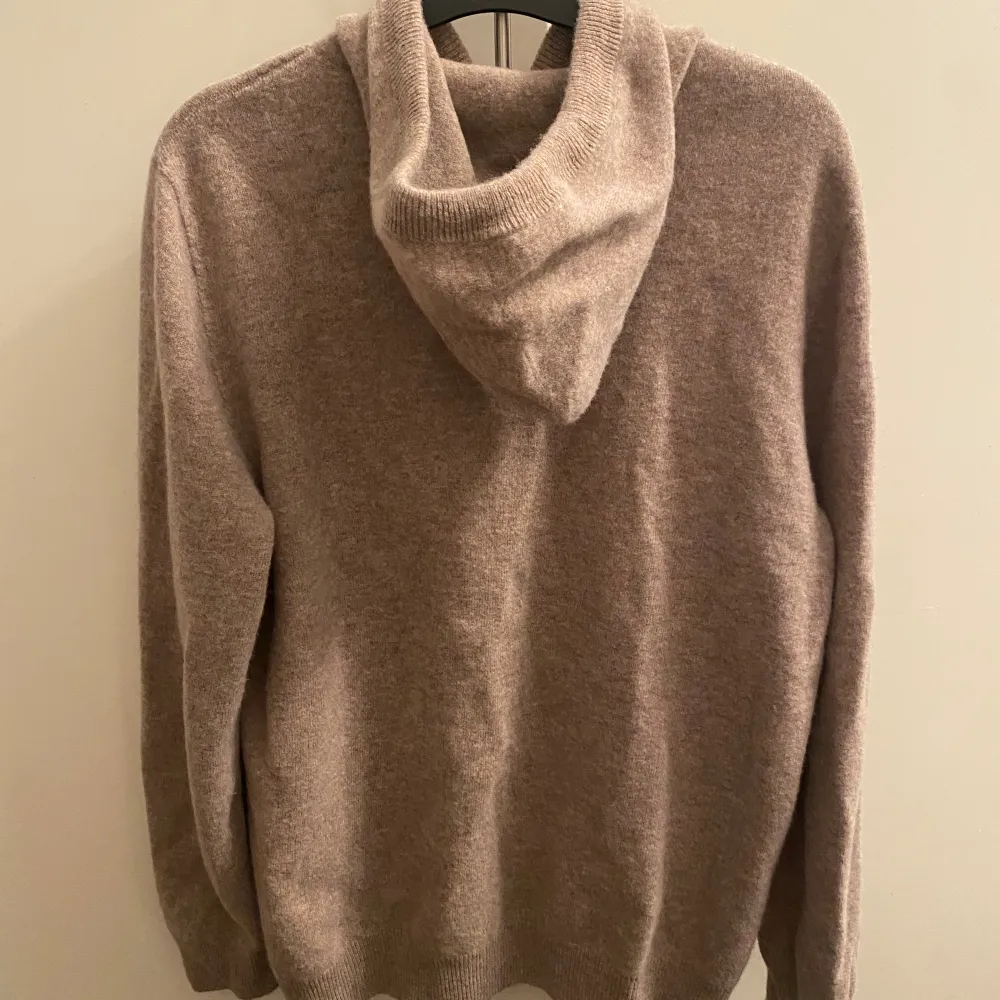 Tja säljer nu denna feta Kashmir hoodie  som jag inte längre använder. Gott skick då den nästan är helt oanvänd . Storlek M och i färgen  brun/beige . Hör av er vid frågor!. Hoodies.
