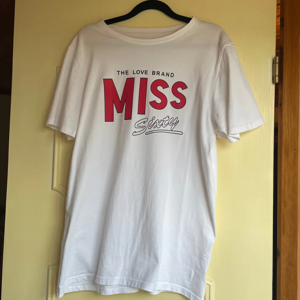 Miss Sixty t-shirt i nytt skick. Passar M eller S om man vill ha den oversized.. T-shirts.