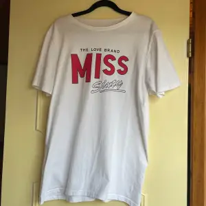 Miss Sixty t-shirt i nytt skick. Passar M eller S om man vill ha den oversized.