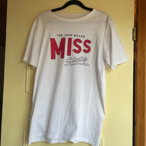 Miss Sixty T-shirt - Miss Sixty t-shirt i nytt skick. Passar M eller S om man vill ha den oversized.