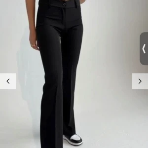 Kostymbyxor  - Säljer ett par nya kostymbyxor från designbysi. Beställde två par men i 2 olika färger. Haft denna modell 4gånger tidigare och de sitter så fint på!! Hann då inte skicka tillbaka dom innan returen hade gått ut. Kommer i ursprungs förpackningen!