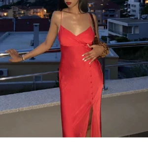 Röd klänning  - Jätte fin klänning som används 2 gånger 