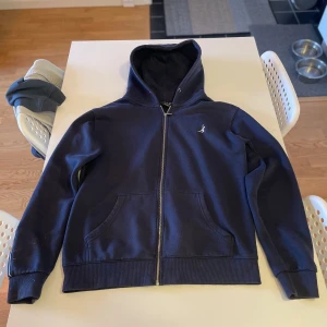Zip up/hoodie-dragkejda  - Extremt snygg zip som inte kommer till användning längre, för att den inte passar mig längre.   Inga fel eller hål som ny helt enklet 🙏  Pris kan alltid diskuteras 👌