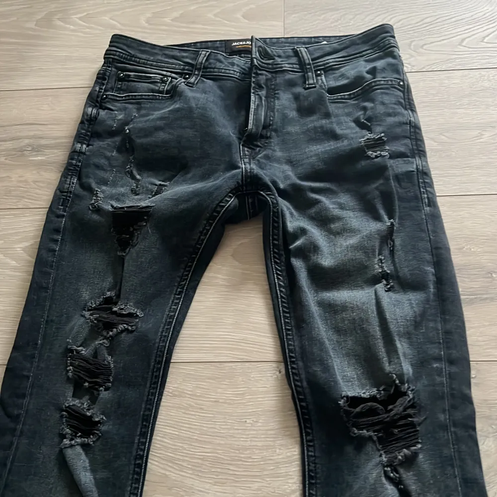 Säljer dessa as feta Jack and Jones jeansen i slim fit i färgen mörkblå. Storlek 29/30 och är väldigt sällsynta.. Jeans & Byxor.