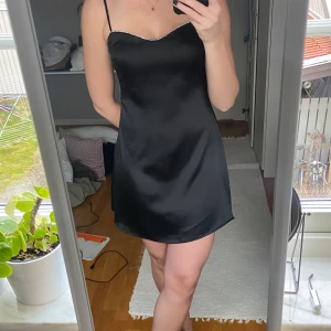 Svart satinklänninh - Så himla fin svart satinklänning med strass upptill. Använd en gång.