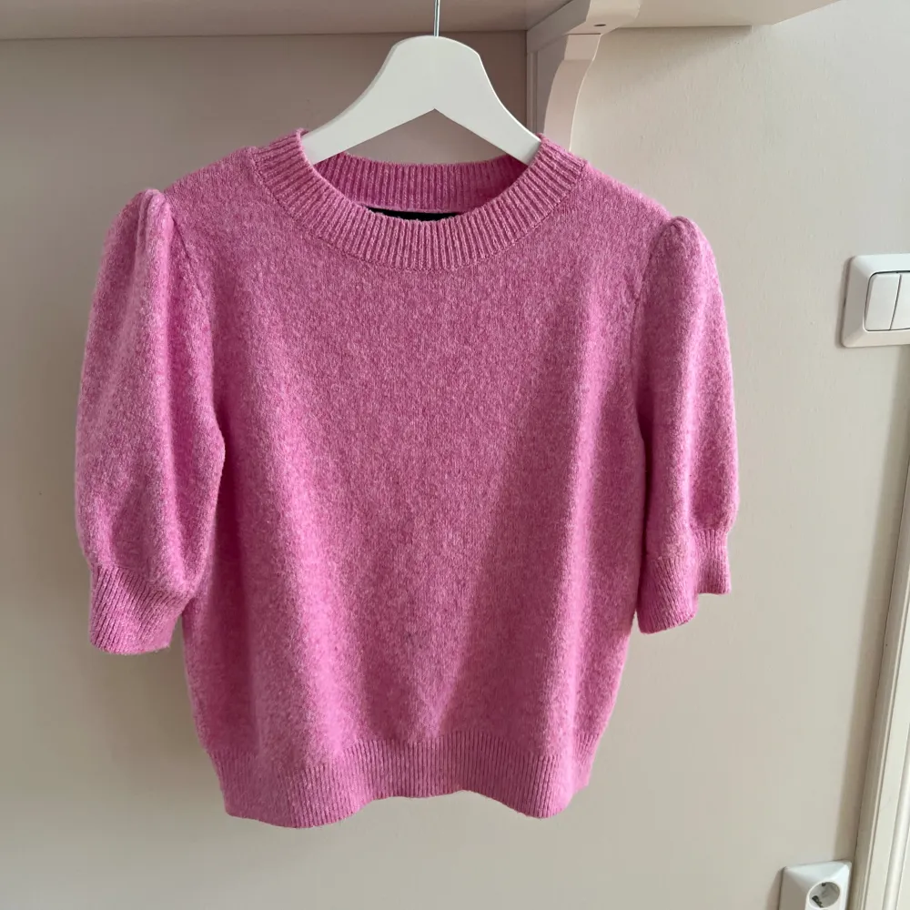 Populär tröja från Vero Moda i fin rosa 💗🌷  Storlek M. Aldrig använd! Köp via ”köp nu”💗. Toppar.