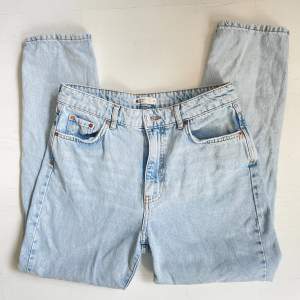 Ljusblå mom jeans från Gina Tricot stl.38 i fint skick. 120 kr exklusive frakt/mötas upp. 