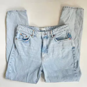 Ljusblå mom jeans från Gina Tricot stl.38 i fint skick. 120 kr exklusive frakt/mötas upp. 