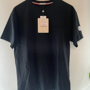Moncler T-shirt - Moncler T-Shirt. Med patchen på sidan. Tröjan är storlek M, aldrig använd. Hör av dig om du har några frågor😀