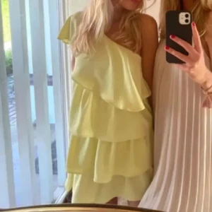Gul zara klänning - Supersöt volangklänning från Zara❤️perfekt till sommaren. Storlek L, men passar mig som är s/m så den är lite liten i storleken. Skriv gärna vid frågor, prisförslag eller köp nu❤️❤️