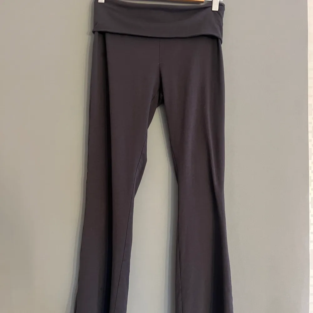 Byxor från Gina Tricot med vikbar kant i grå. Inte använda alls mycket då dom är för korta för mig. strl S . Jeans & Byxor.