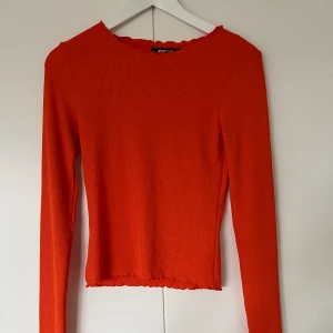 Tröja  - Denna tröja är super fin färg till sommaren och våren. Tröjan är tunnt material och lite genomskinlig. Den är från Gina tricot i storlek XS men passar även S. Super fint skick utan tecken på användning ❤️