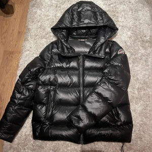 Colmar vinter jacka dam - Storlek S, bra skick, köpt januari 2023 på NK, luvan är borttagbar via dragkedja, dragkjeds fickor