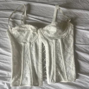 Korsett  - Säker denna fina vita korsetten! Väldigt bra skick 