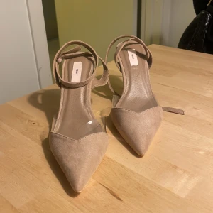 Spetsiga klackar från Nelly  - Klackskor med spetsig tå från Nelly, storlek 38. Fint skick 🩷