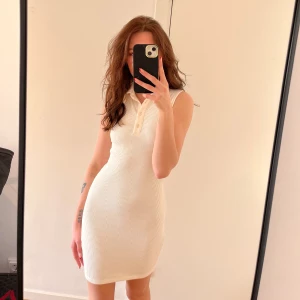 Kortärmad klänning - Fin vit kortärmad klänning med polokrage. Aldrig använd!