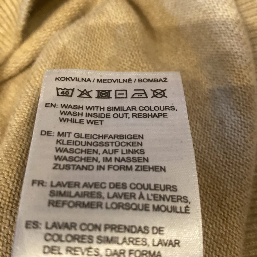 Hej, Jag säljer min Gant half zip tröja eftersom den är för stor för mig. Nypris 1499 men säljer den för 799 Storlek small. Knappt använd. Hör gärna av er om ni har andra frågor.. Tröjor & Koftor.