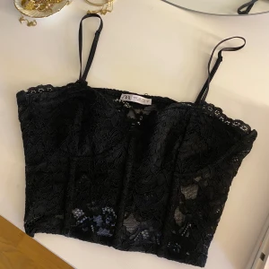 Spetstopp Zara, stl S  - Snygg spetstopp från Zara som är helt oanvänd. 