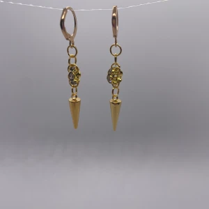 Sparkly Spike örhängen  - 35kr per par, finns flera i lager 😊 kolla gärna in min instragram ”ebnorth” där jag främst sköter försäljningen💗 Massa mer smycken i samma stil hittar ni i min profil🤩