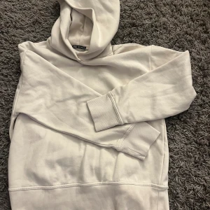 Zara hoodie  - Hoodie från zara som aldrig kom till användning när de blev fel färg! Säljer för 250 men kan tänka mig byte mot en likadan fast grå eller svart!💘