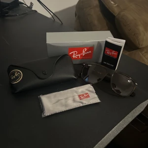 Ray ban boyfriend  - Säljer dessa ray ban eftersom jag aldrig använder de. De är i den populära modellen boyfriend, skick 10/10 är som nya, skriv om ni har fler frågor 😁🙌