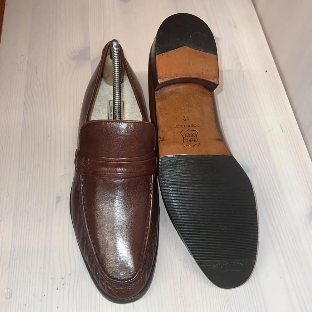 Säljer min sprillansnya skor för vädligt rimligt pris, För alla som söker en bra och skön läderskor så kan jag erbjuda er dessa!😊. Skor.